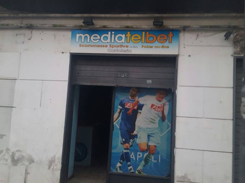 negozio in vendita a Napoli in zona Soccavo