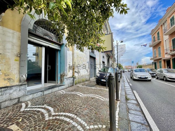 locale commerciale in vendita a Napoli in zona Barra
