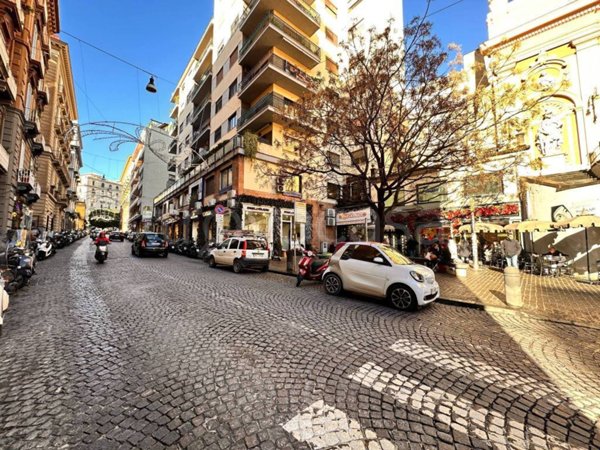 appartamento in vendita a Napoli in zona Chiaia