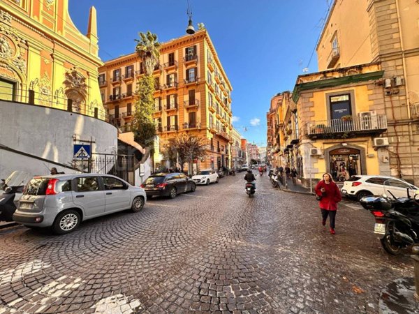 appartamento in vendita a Napoli in zona Chiaia