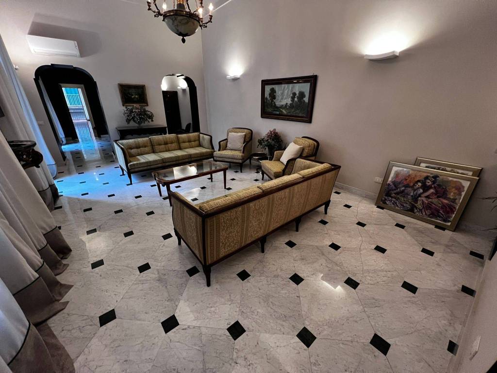 appartamento in vendita a Napoli in zona Chiaia
