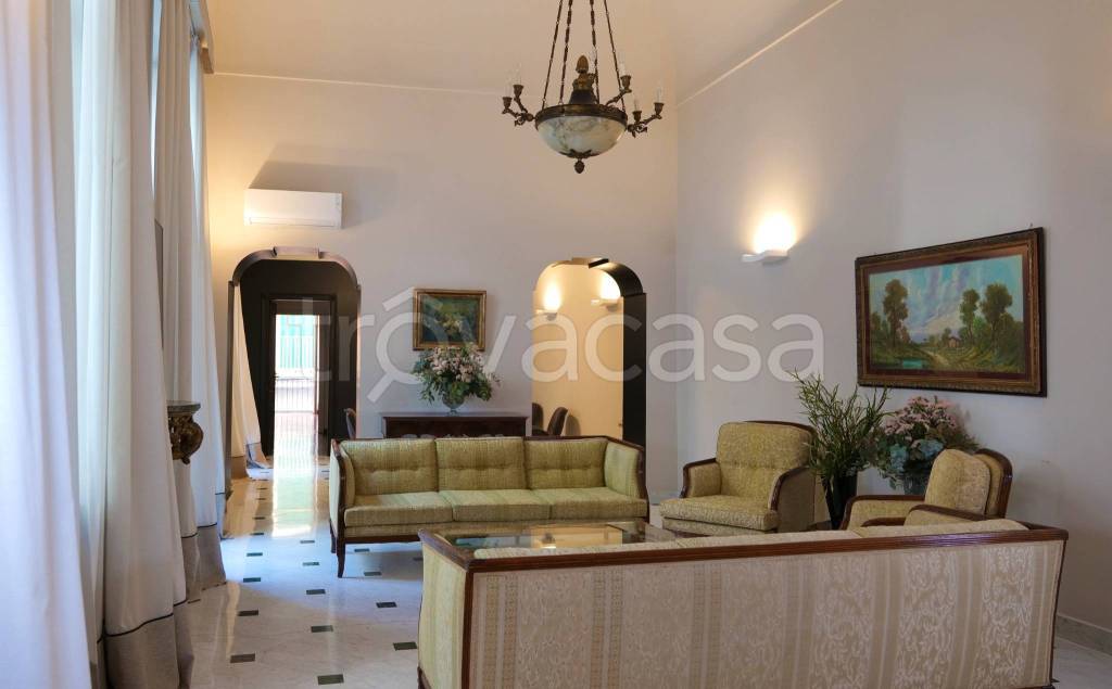 appartamento in vendita a Napoli in zona Chiaia