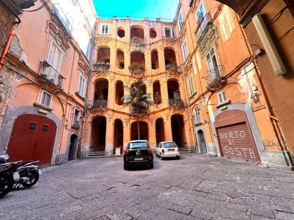 locale commerciale in vendita a Napoli in zona Pendino / San Giuseppe