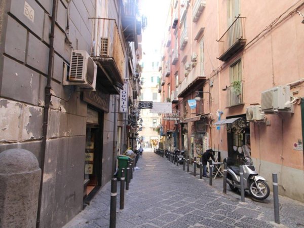 appartamento in vendita a Napoli in zona Chiaia