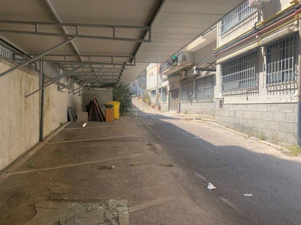 negozio in vendita a Napoli in zona Capodichino