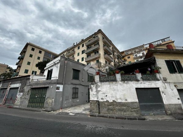 casa indipendente in vendita a Napoli in zona Capodimonte / Colli Aminei