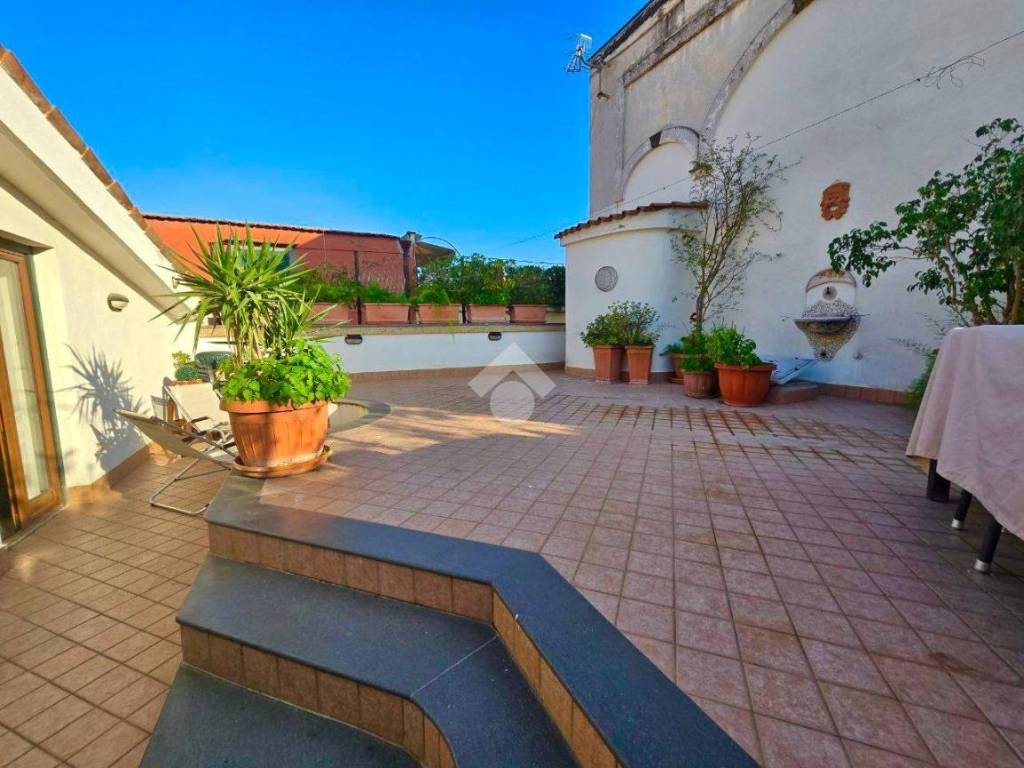 appartamento in vendita a Napoli in zona Chiaia