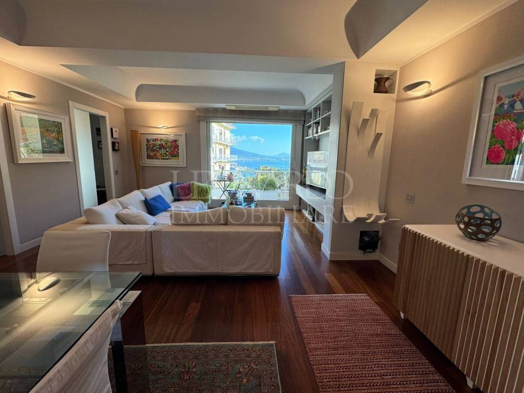 appartamento in vendita a Napoli in zona Chiaia