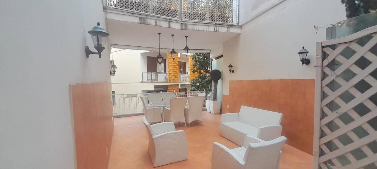 appartamento in vendita a Napoli in zona Chiaia