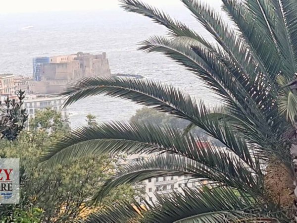 appartamento in vendita a Napoli in zona Chiaia