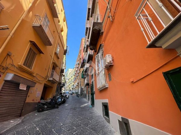 locale di sgombero in vendita a Napoli