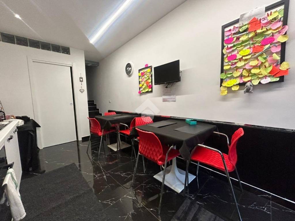 appartamento in vendita a Napoli in zona San Carlo all'Arena