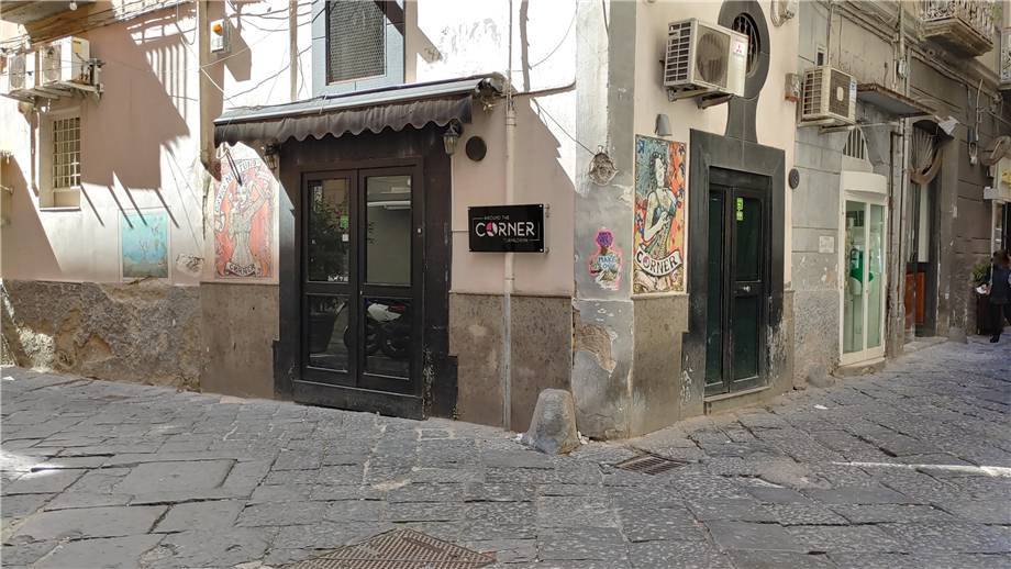 negozio in vendita a Napoli in zona Chiaia