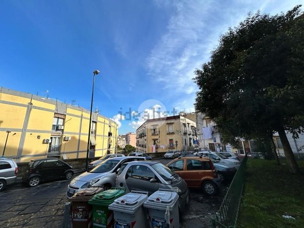locale commerciale in vendita a Napoli in zona San Carlo all'Arena