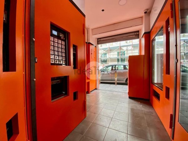 locale commerciale in vendita a Napoli in zona San Carlo all'Arena