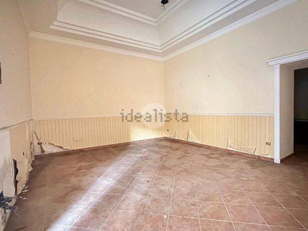 locale commerciale in vendita a Napoli in zona San Carlo all'Arena