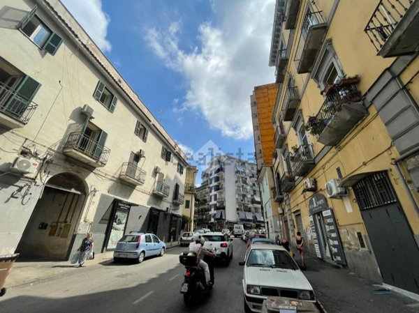 locale commerciale in vendita a Napoli in zona Arenella