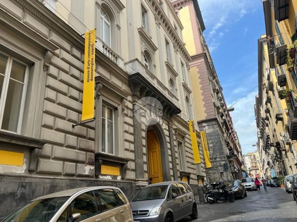 locale commerciale in vendita a Napoli in zona Pendino / San Giuseppe