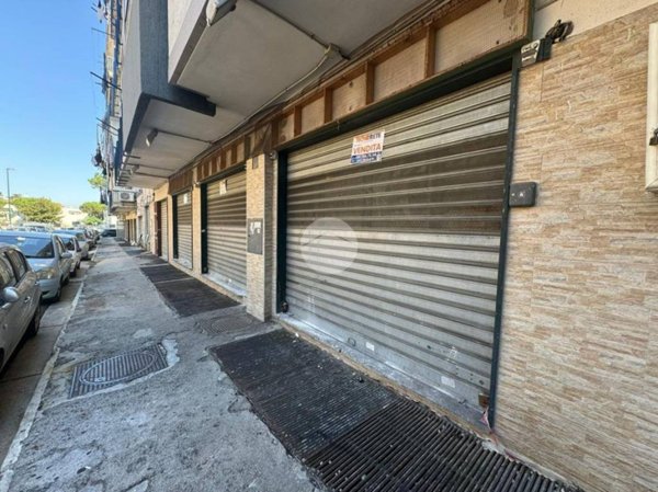 negozio in vendita a Napoli in zona Secondigliano