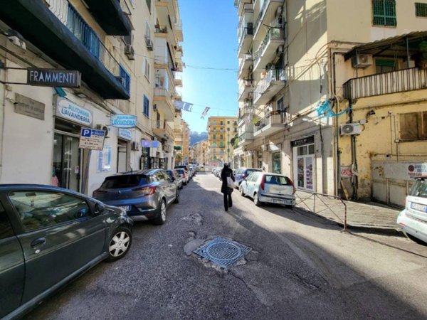 negozio in vendita a Napoli in zona Fuorigrotta
