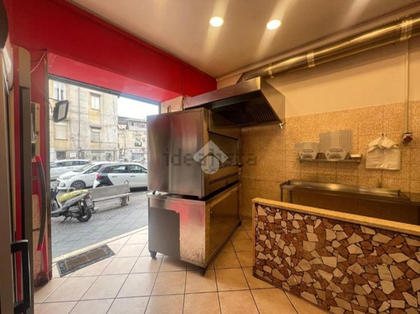 locale commerciale in vendita a Napoli in zona San Carlo all'Arena