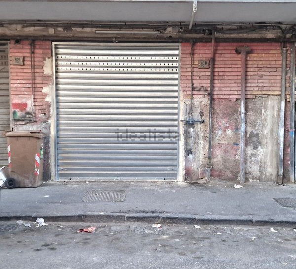 negozio in vendita a Napoli in zona San Carlo all'Arena