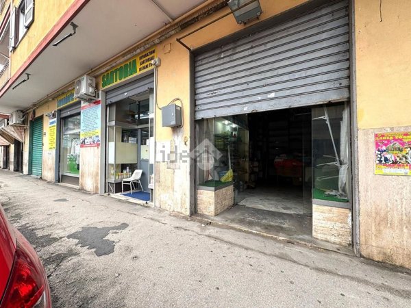 locale commerciale in vendita a Napoli in zona Secondigliano