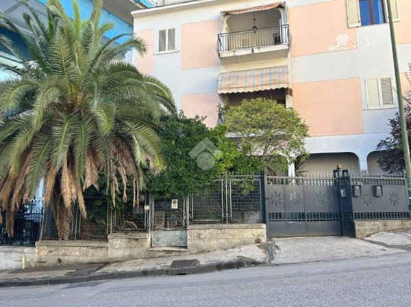 appartamento in vendita a Napoli in zona San Carlo all'Arena