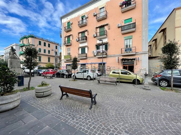 locale commerciale in vendita a Napoli in zona Barra