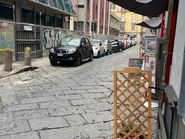 negozio in vendita a Napoli in zona Porto