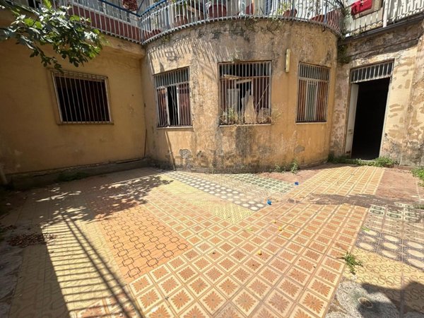 locale commerciale in vendita a Napoli in zona Secondigliano