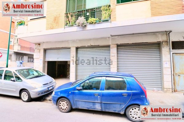 locale commerciale in vendita a Napoli in zona Secondigliano