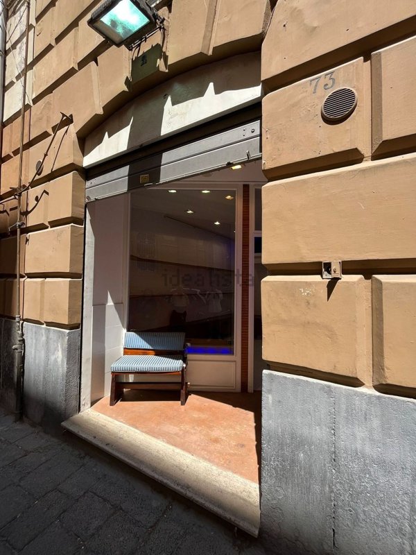 locale commerciale in vendita a Napoli in zona Chiaia