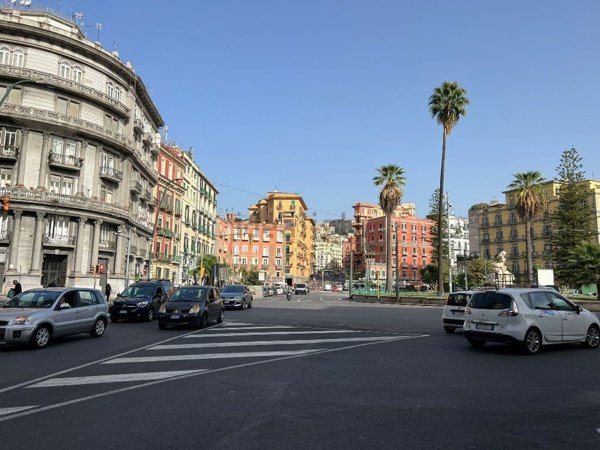 locale commerciale in vendita a Napoli in zona Chiaia