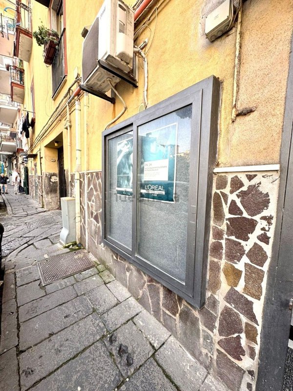 locale commerciale in vendita a Napoli in zona Vomero