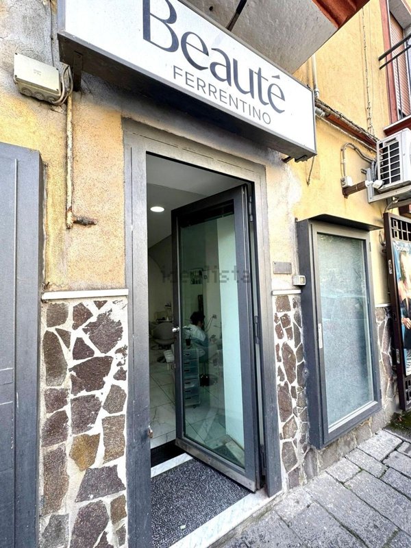 locale commerciale in vendita a Napoli in zona Vomero