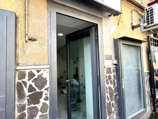 negozio in vendita a Napoli in zona Vomero
