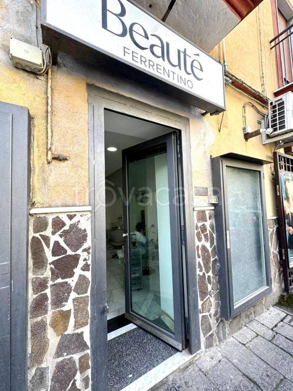 negozio in vendita a Napoli in zona Arenella