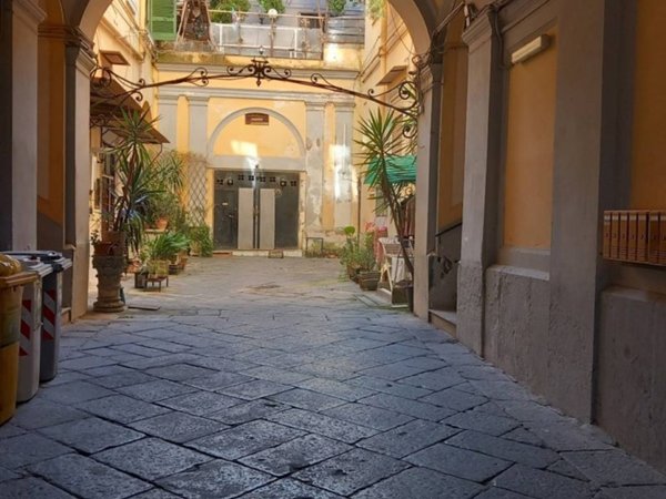 appartamento in vendita a Napoli in zona San Carlo all'Arena