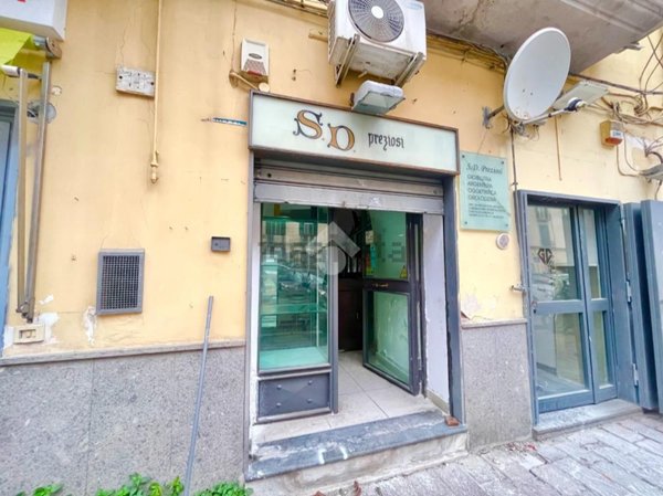 locale commerciale in vendita a Napoli in zona Chiaia