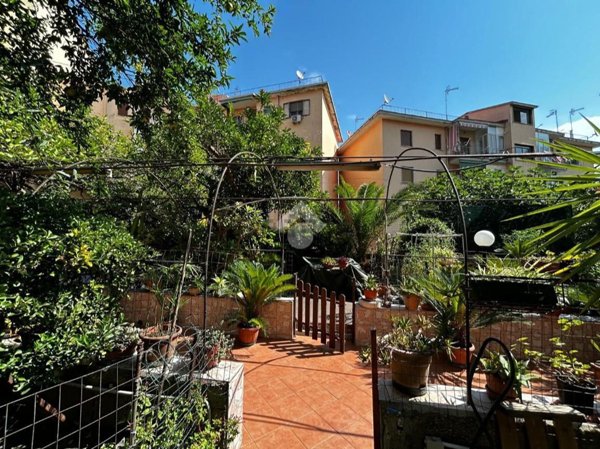 casa semindipendente in vendita a Napoli in zona San Carlo all'Arena