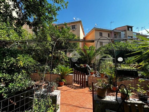 casa semindipendente in vendita a Napoli in zona San Carlo all'Arena