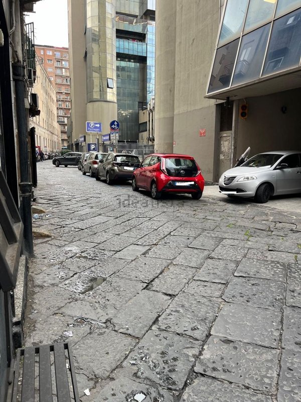 locale commerciale in vendita a Napoli in zona Porto