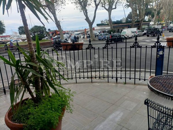 appartamento in vendita a Napoli in zona Chiaia