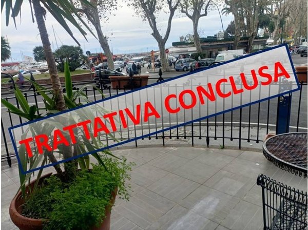 appartamento in vendita a Napoli in zona Chiaia