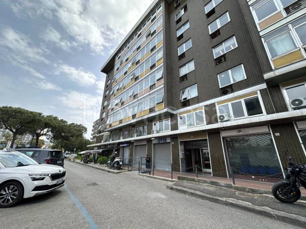 ufficio in vendita a Napoli in zona Fuorigrotta