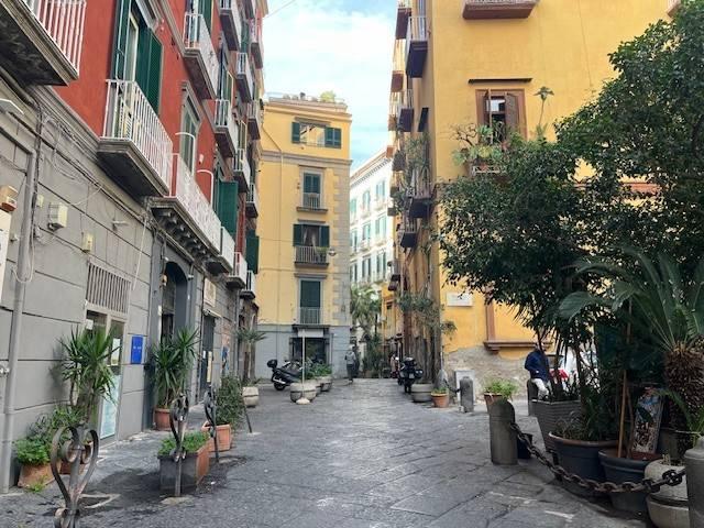 appartamento in vendita a Napoli in zona Chiaia