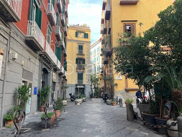 appartamento in vendita a Napoli in zona Chiaia