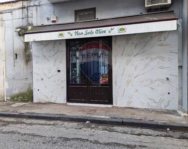 negozio in vendita a Napoli in zona Capodichino