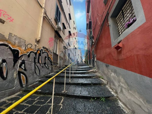 appartamento in vendita a Napoli in zona San Carlo all'Arena